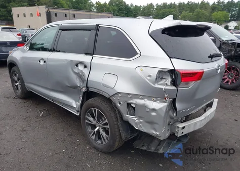 2018 Toyota Highlander Le Plus z USA, uszkodzony, nr VIN 5TDBZRFH1JS894086